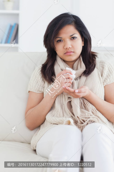 坐在沙發(fā)上的生病的女人