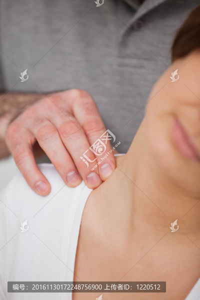 靠近一個男人一個女人背部按摩