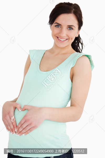 孕婦用手在肚子上做心臟