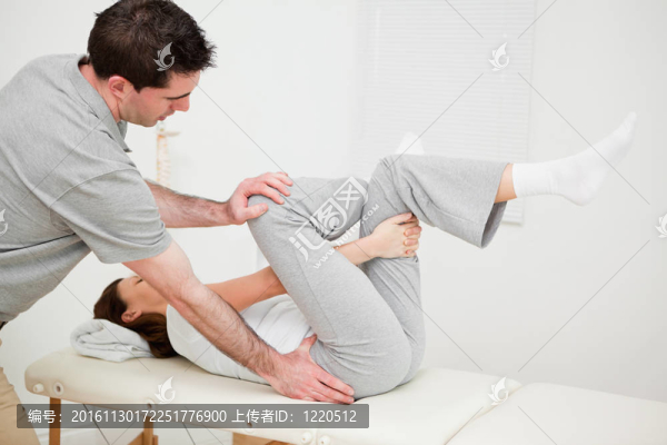 被操縱時抱著腿的女人