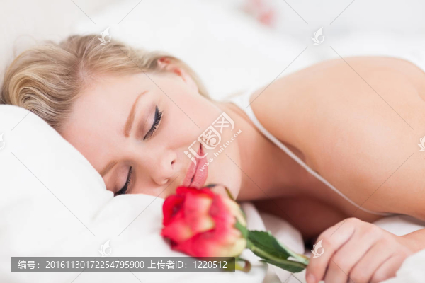 微笑的女人有一個(gè)玫瑰睡覺(jué)