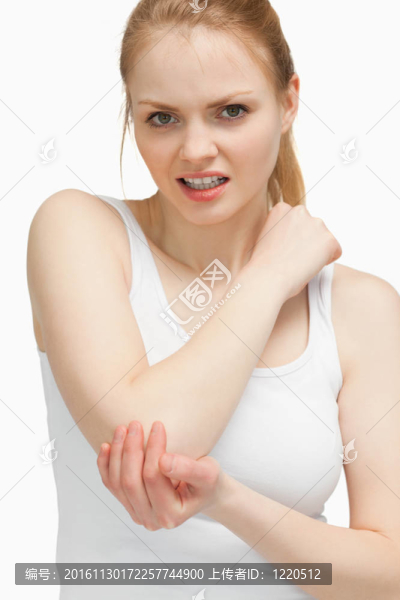 金發(fā)女子撫摸著她痛苦的肘部