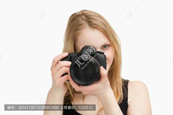 瞄準(zhǔn)相機的金發(fā)女人