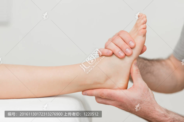 一個(gè)整骨按摩腳手