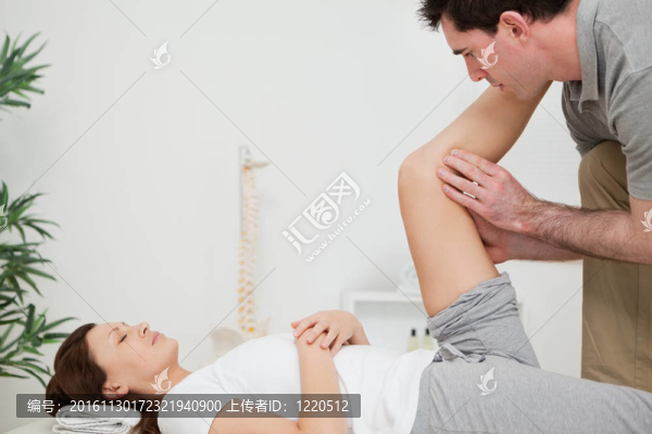 嚴(yán)重的理療師提高腿