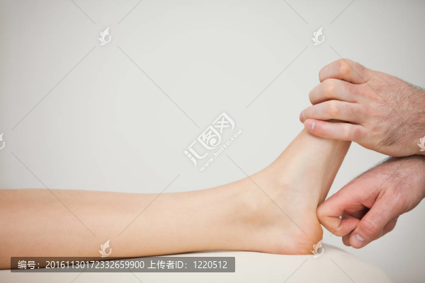 用食指按摩足部理療