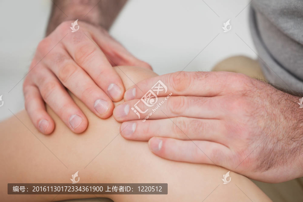 雙手在膝蓋上做按摩的特寫(xiě)