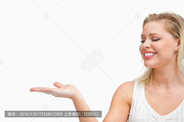 開朗的女人把她的手掌心向上