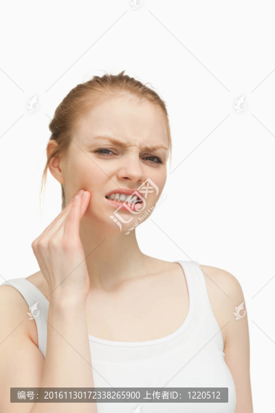 年輕的女人按摩下巴