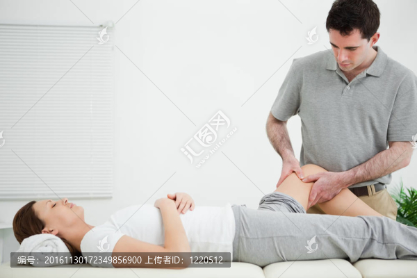 理療按摩女人的腿站立