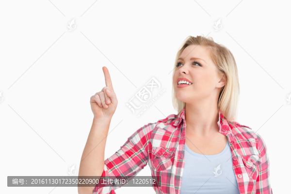 金發(fā)女人微笑著指著她的手指