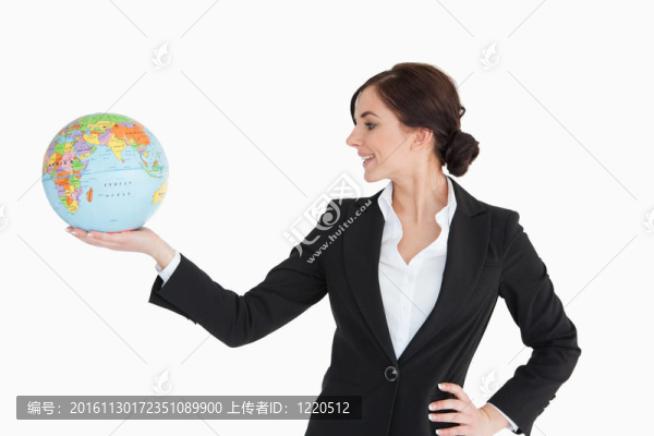 黑發(fā)女商人拿著地球儀在她的手掌