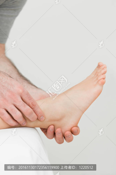 由醫(yī)生持有的腳的球