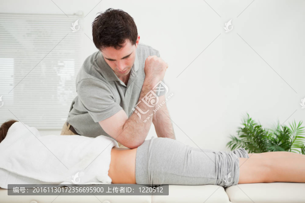 男人用胳膊肘壓著一個(gè)女人的后背