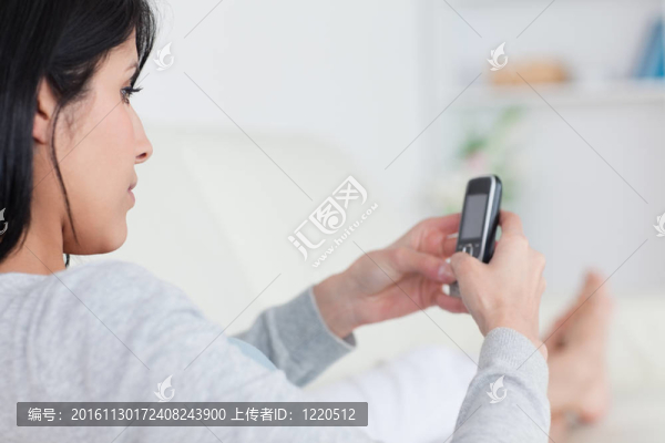 打電話的女人