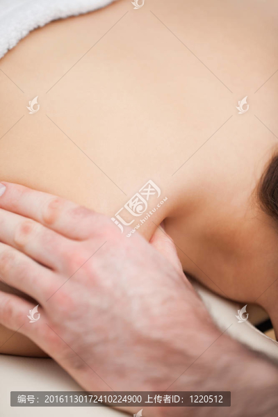 一個女人被醫(yī)生按摩肩膀