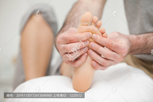腳底被醫(yī)生觸摸