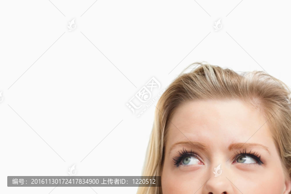 金發(fā)女郎望著身邊