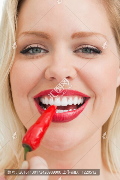 快樂的金發(fā)女人吃辣椒