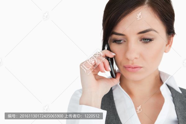 不安的藍(lán)眼睛的女商人在打電話