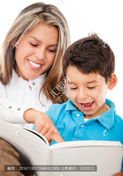 媽媽和兒子讀一本書
