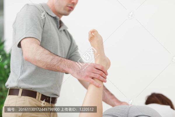 女人躺在被男人拉長的時候