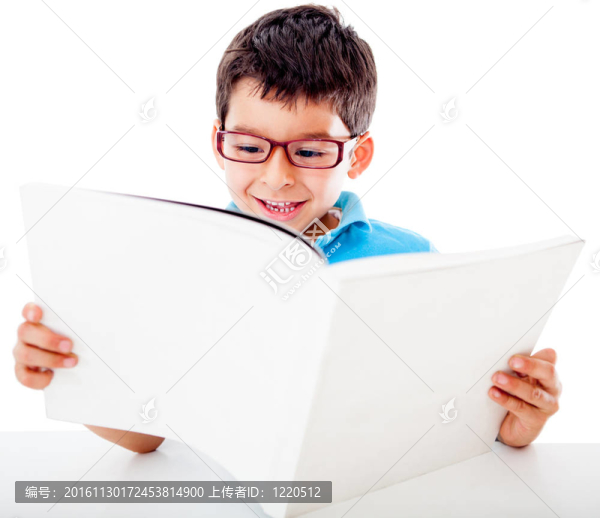 讀一本書的男孩