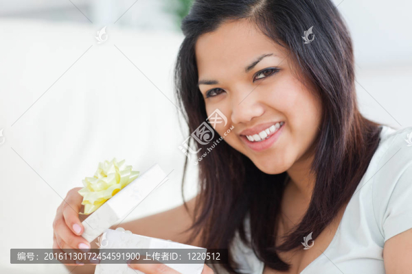 一個女人打開禮物盒的時候