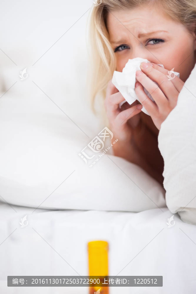悲傷的金發(fā)女人打噴嚏