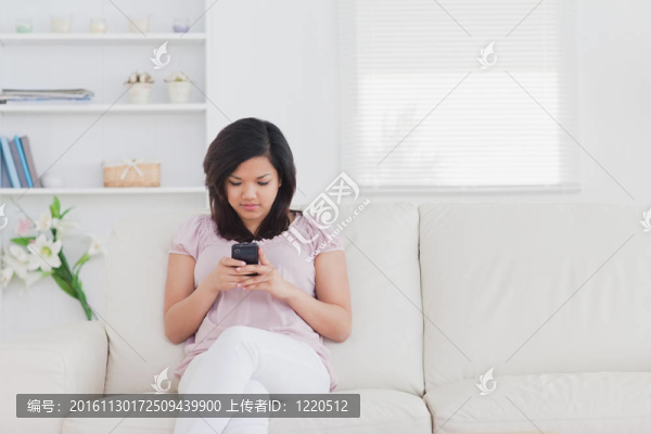 拿著電話的女人