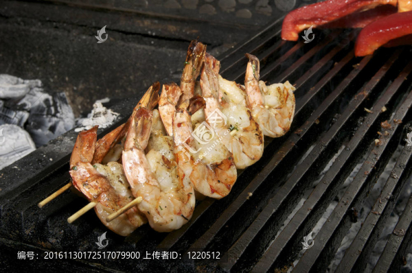 煮蝦串放在烤架上