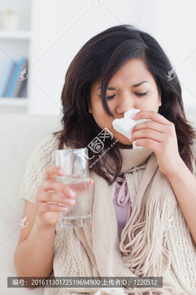 生病的女人吹她的鼻子