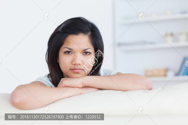 女人在白色沙發(fā)上交叉雙臂