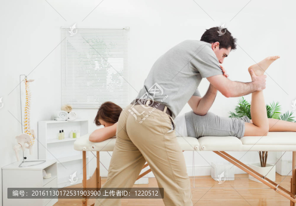 黑發(fā)女人被一位理療師拉伸