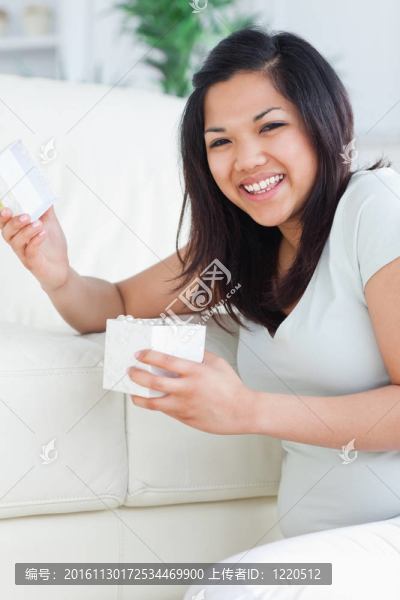 女人微笑著抱著一個打開的禮物盒
