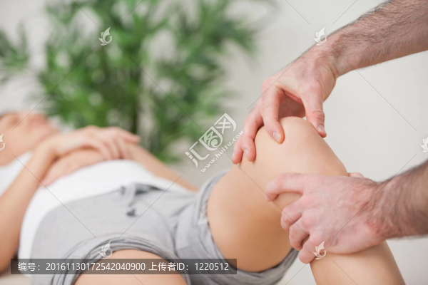 醫(yī)生用手指按摩膝蓋
