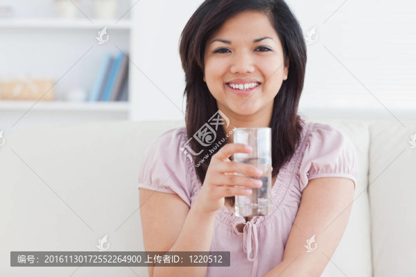 女子拿著滿滿一杯水