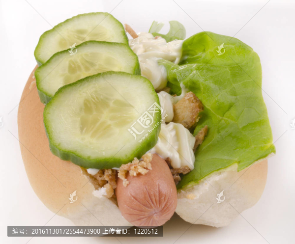 黃瓜和沙拉醬熱狗