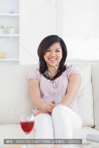 微笑的女人坐在沙發(fā)上