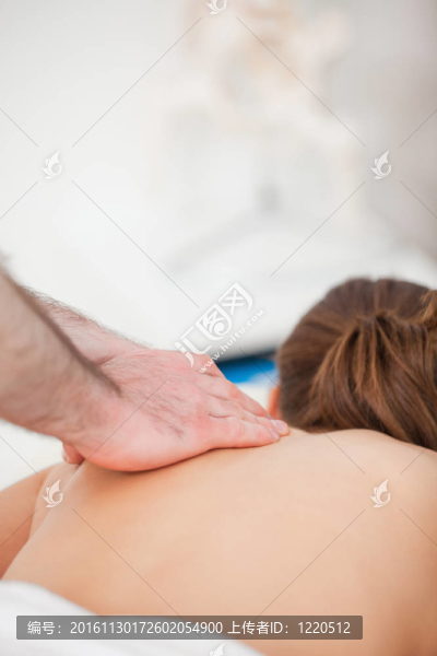 按摩師按摩病人的背部