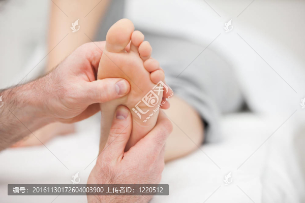 病人接受足部按摩