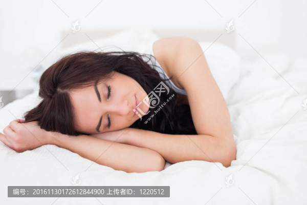 安靜的女人躺在白色的毯子上