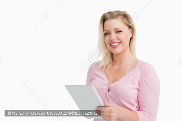 快樂的金發(fā)女人拿著她的觸摸屏