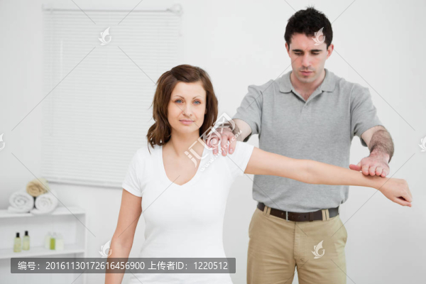 嚴(yán)重的整骨下壓患者手臂