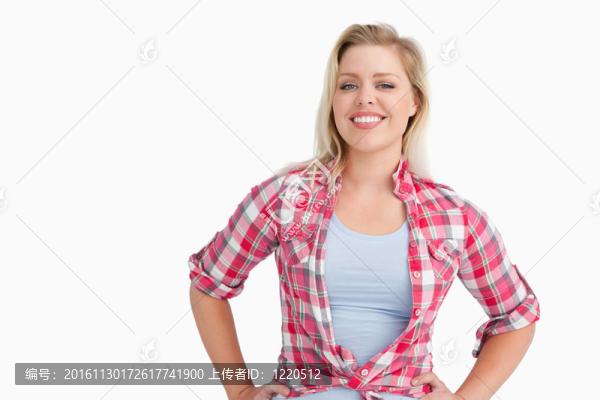 微笑的金發(fā)女人把手放在臀部