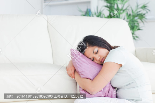 女人在抱著枕頭睡覺(jué)的時(shí)候