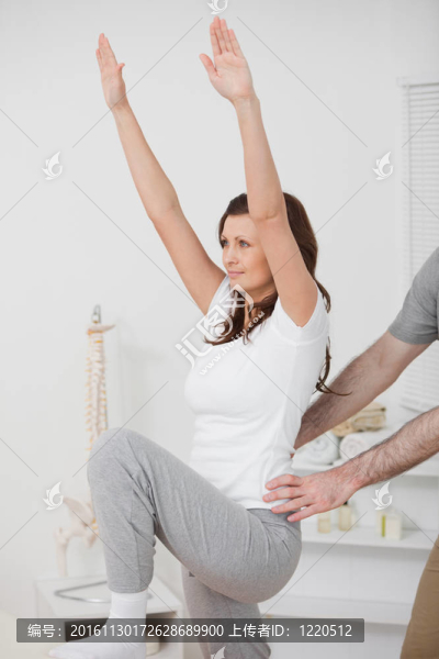 女人做運動，而男人把手放在臀部