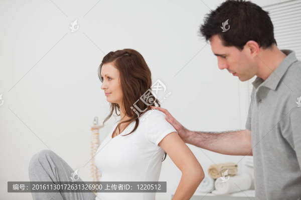 女人坐著，男人在撫摸她的后背