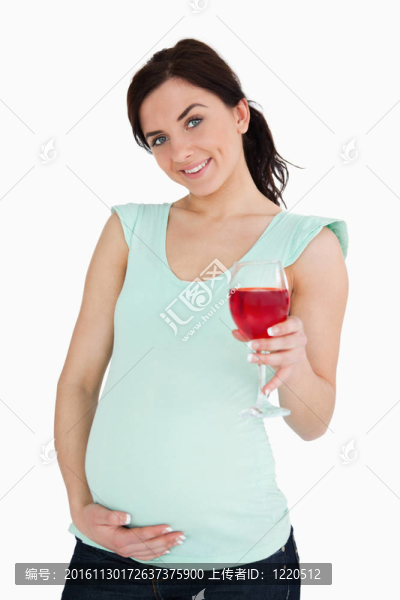 年輕的懷孕婦女抱著一個無
