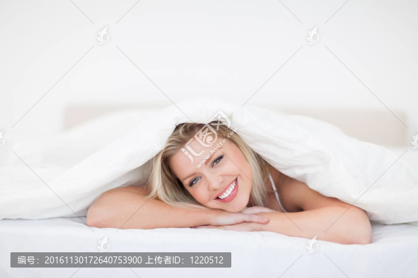 年輕女子躺在鴨絨被